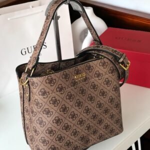 Guess Monogram Bucket Bag – Chic Crossbody Everyday Essential (beige)